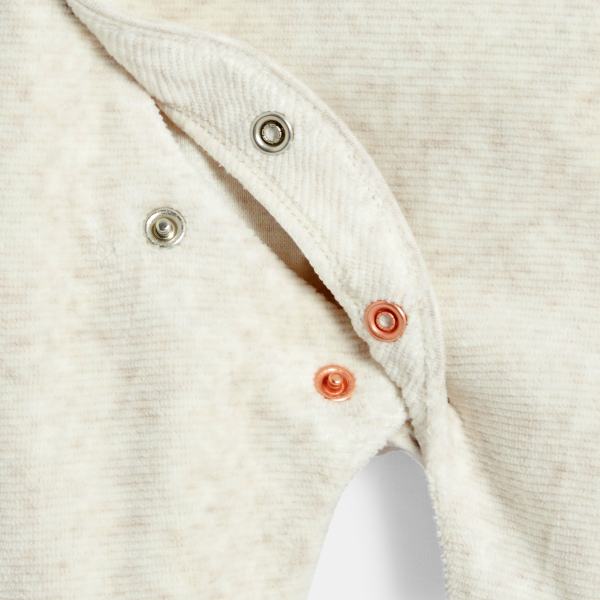 بذلة نوم مخملية مضلعة باللون البيج للأولاد الصغار